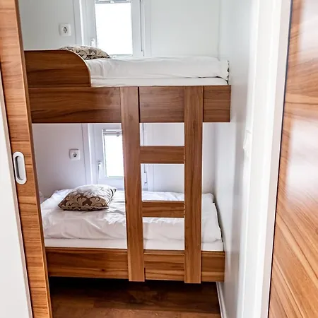 Floating Sea House Aurora בפורטורוז