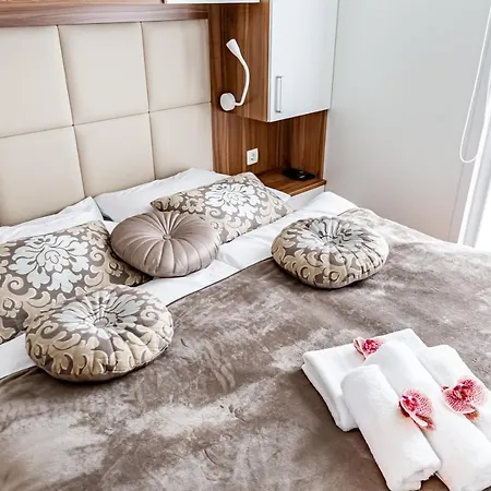 Floating Sea House Aurora Počitniška hiša *