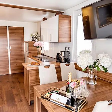 Floating Sea House Aurora בית נופש