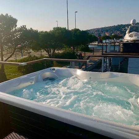 Floating Sea House Aurora בית נופש *