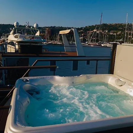 Floating Sea House Aurora בית נופש בפורטורוז