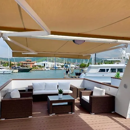 Floating Sea House Aurora Holiday home *
