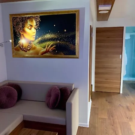 Floating Sea House Aurora בית נופש בפורטורוז