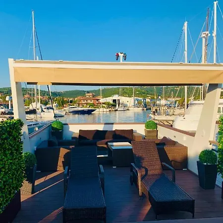 Floating Sea House Aurora