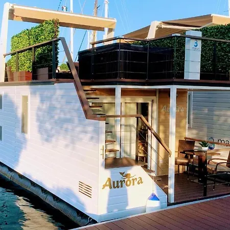 בית נופש Floating Sea House Aurora בפורטורוז