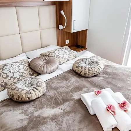 Floating Sea House Aurora בפורטורוז