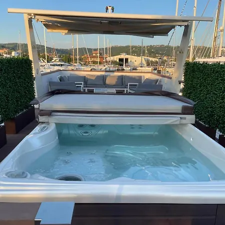 Floating Sea House Aurora Holiday home *