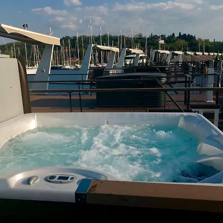 Počitniška hiša Floating Sea House Aurora