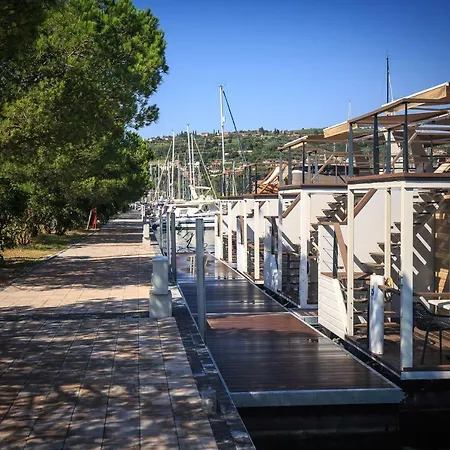 Floating Sea House Aurora