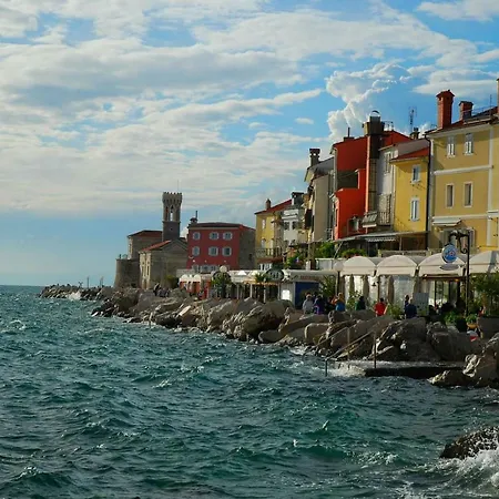 Floating Sea House Aurora Počitniška hiša