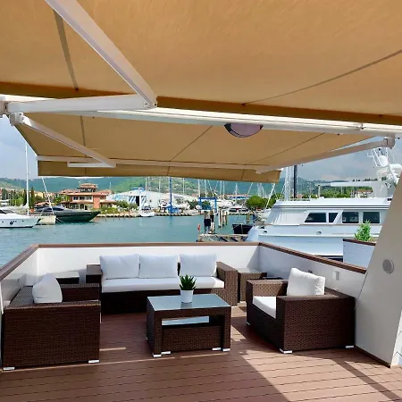 בית נופש Floating Sea House Aurora