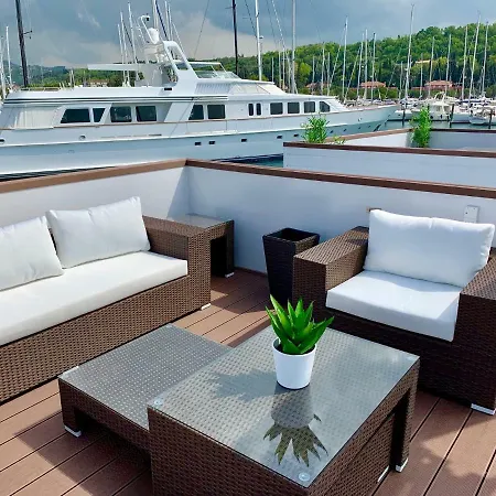 בית נופש Floating Sea House Aurora בפורטורוז