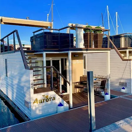 Floating Sea House Aurora Počitniška hiša
