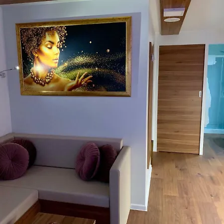 Floating Sea House Aurora בפורטורוז