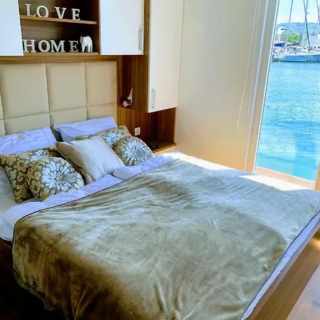 Floating Sea House Aurora 포르토로즈