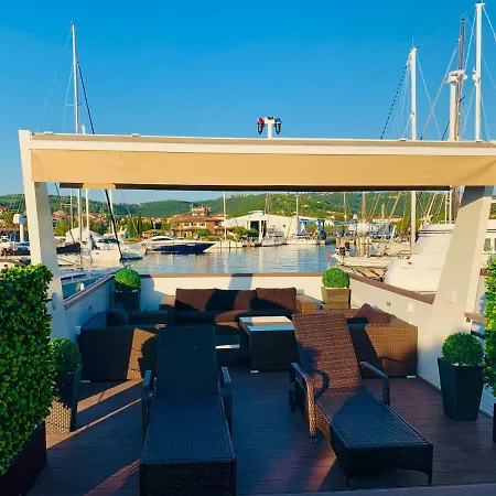 Floating Sea House Aurora Holiday home *