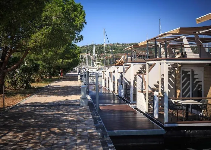 Floating Sea House Aurora *