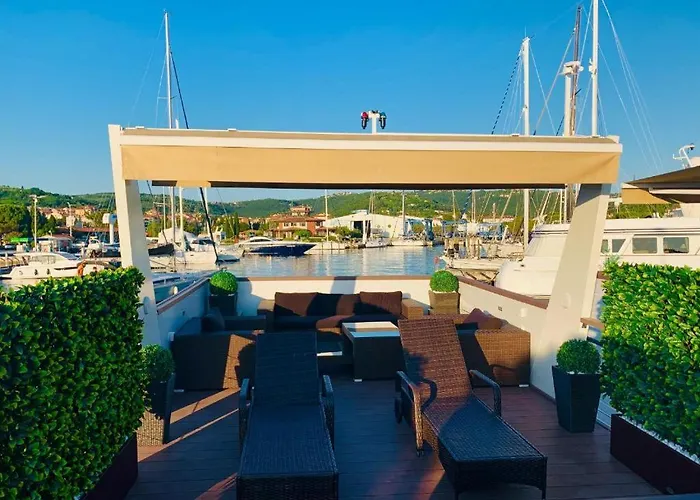 Floating Sea House Aurora