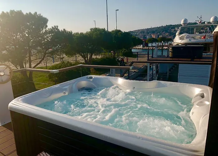 Floating Sea House Aurora