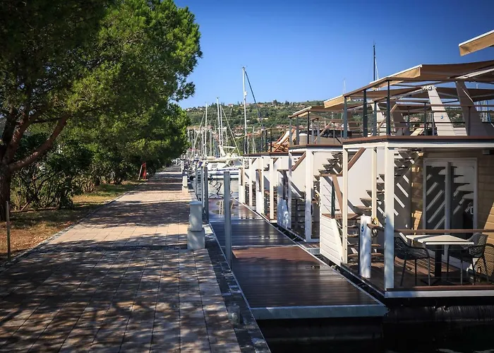 Floating Sea House Aurora