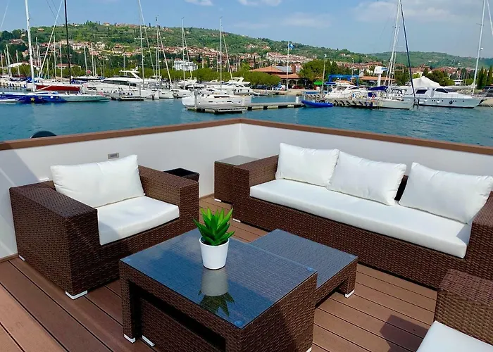 Floating Sea House Aurora