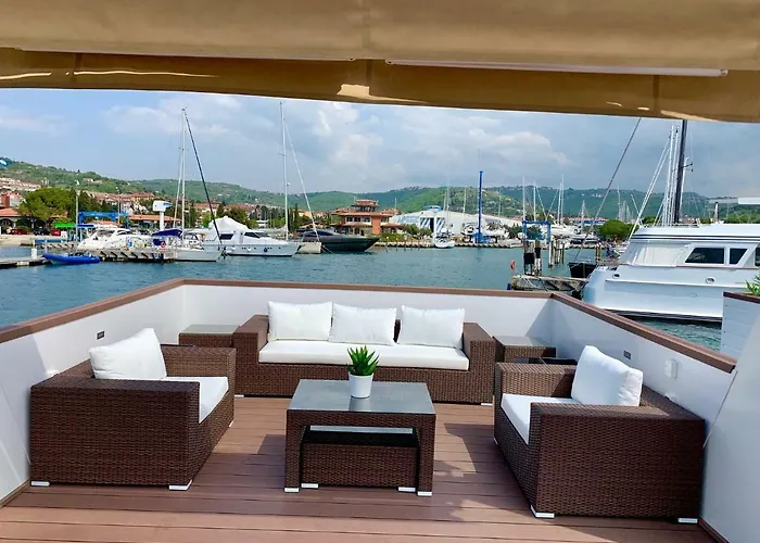 Floating Sea House Aurora *