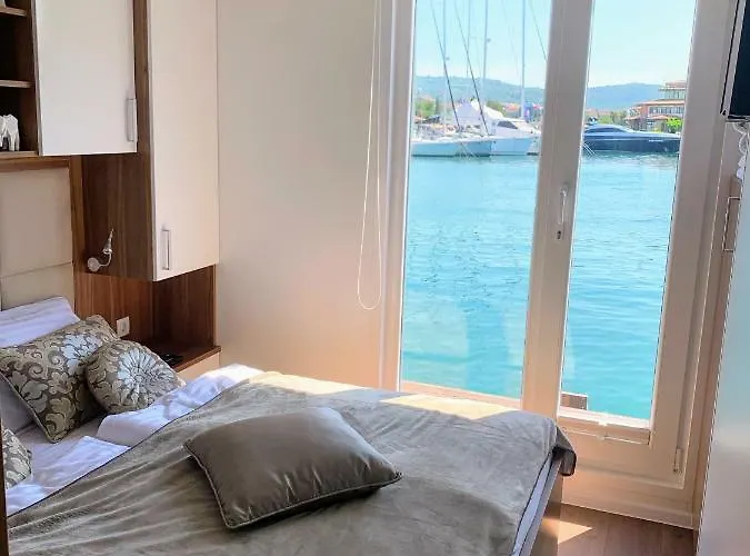 Floating Sea House Aurora